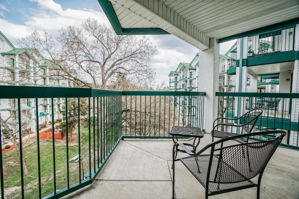 Resort Surrey's Carriage Place 3*