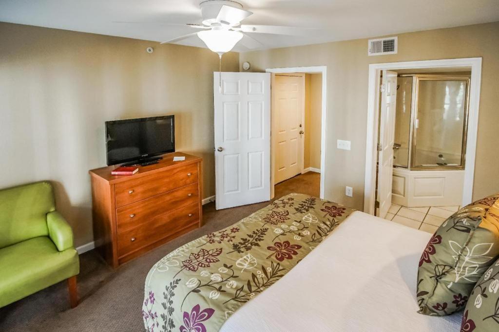 Resort Surrey's Carriage Place 3*